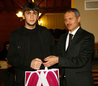 <p><font face="arial,helvetica,sans-serif" size="2"><strong>&quot;MARDİN'DE KURBAN KESMEK İLA&Ccedil; GİBİ GELDİ&quot;</strong></font></p><p><font face="arial,helvetica,sans-serif" size="2">Mardin'de kurban kesmenin ve oradaki kardeşleri g&ouml;rmenin kendilerini farklı d&uuml;ş&uuml;ncelere sevk ettiğini dile getiren Başkan Dişli s&ouml;zlerini ş&ouml;yle s&uuml;rd&uuml;rd&uuml;: &quot;Biz oradaki tabloyu, kardeşliği, i&ccedil;tenliği g&ouml;r&uuml;nce insanlığı unutmuşmuyuz diye d&uuml;ş&uuml;nd&uuml;m. Oraya gitmekle kendimizi &ccedil;ek etmiş, toparlanmış olduk. &Ccedil;ok faydalı oldu. İla&ccedil; gibi yani. Bu sebeple bu işin m&uuml;cadelesini veren, g&ouml;n&uuml;ll&uuml; insanlarımızı kutluyoruz. Biz de bu kervanın sağından, solundan, k&ouml;şesinden eğer bir yerinden katkı sağlayabilirsek ne mutlu bize diyorum&quot;</font></p><p><font face="arial,helvetica,sans-serif" size="2">MARİAD Başkanı Mehmet Ali Babaoğlu da konuşmasında, T&uuml;rkiye'nin sancılı bir s&uuml;re&ccedil;ten ge&ccedil;tiğinin altını &ccedil;izerek, bu geliş-gidişlerin kardeşlik tablosunu tesis edeceğini kaydetti. Babaoğlu, <font color="#333399">&quot;Kardeşliğin pekişmesi i&ccedil;in herkesin elinden geldiği kadar katkı sağlaması gerekiyor. Bunu anlamak istemeyen insanların, bu tabloya, bu kardeşlik manzarasına bakıp anlayacaklarını umut ediyorum&quot;</font> dedi.</font></p>