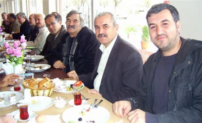 <p><font face="arial,helvetica,sans-serif" size="2"><strong>&Ouml;NCE T&Uuml;Z&Uuml;K, SONRA Y&Ouml;NETİM</strong></font></p><p><font face="arial,helvetica,sans-serif" size="2">Toplantıya evsahipliği yapan İLKADIM Eğitim K&uuml;lt&uuml;r ve Spor Kul&uuml;b&uuml; Derneği Başkanı ve Samsunlular-Sinoplular Derneği kurucu başkanı Hasan Kargın, &ouml;nce t&uuml;z&uuml;kler oluşturulması, daha sonra bu t&uuml;z&uuml;ğe g&ouml;re hareket edecek y&ouml;netimler belirlenmesi d&uuml;ş&uuml;ncesini savunduklarını belirterek, buna Derince &ouml;rneğini verdi.</font></p><p><font face="arial,helvetica,sans-serif" size="2"><font color="#333399">&ldquo;Genel kurula t&uuml;z&uuml;k hazırlayarak gelmek lazım, aksine bu durum hukuksuzluğu meşru hale getirmek demektir&rdquo;</font> şeklinde konuşan Kargın, Kent Konseyi se&ccedil;imleri &ouml;ncesinde sundukları &ouml;nerilerin dikkate alınmadığını, bundan da b&uuml;y&uuml;k &uuml;z&uuml;nt&uuml; duyduklarını s&ouml;yledi.</font></p>