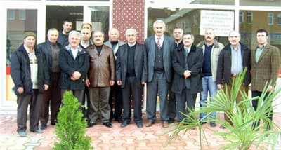 <p><font face="arial,helvetica,sans-serif" size="2"><strong>BİZİ MUHATAP ALMIYORLAR</strong></font></p><p><font face="arial,helvetica,sans-serif" size="2">Y&ouml;re dernekleri ve sendika başkanları, yaklaşık 2 saat s&uuml;ren kahvaltılı toplantıda, Kent Konseyi gibi &ouml;nemli bir oluşumda y&ouml;re derneklerinin veya sendikaların muhatap alınmamasına anlam veremediklerini ifade ederek, &ldquo;Bizi muhatap almak zorundalar. Bunun i&ccedil;in ne gerekiyorsa yapacağız&rdquo; şeklinde konuştular. Başkanlar ayrıca, &ldquo;Kent Konseyinin siyasetten arındırılması&rdquo; gerektiğini vurguladılar.</font></p><p><font face="arial,helvetica,sans-serif" size="2">Bu kez 12 ncisi ger&ccedil;ekleştirilen toplantıda, Ocak ayı sonunda yeniden toplanma kararı alındı.</font></p>