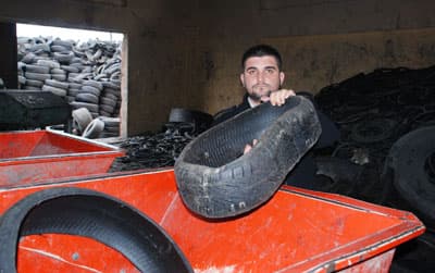 <p><font face="arial,helvetica,sans-serif" size="2"><strong>&Ccedil;EVRE BAKANLIĞI LİSANSLI</strong></font></p><p><font face="arial,helvetica,sans-serif" size="2">Eski lastikleri (fabrikasyon hatalı, u&ccedil;ak, kamyon, otob&uuml;s, trakt&ouml;r ve otomobil) yakmadan ve doğal &ccedil;evreye zarar vermeden, &Ccedil;evre Bakanlığı&rsquo;nın Lisansı altında geri d&ouml;n&uuml;ş&uuml;me kazandırdıklarını dile getiren Sami &Ccedil;ift&ccedil;i Lastik Kau&ccedil;uk (SCK) Y&ouml;netim Kurulu &uuml;yesi ve fabrika Genel M&uuml;d&uuml;r&uuml; Salih &Ccedil;ifti; yeni kurdukları tesiste kau&ccedil;uk zemin yer karosu imalatı yaptıkları s&ouml;yledi. &Ccedil;ift&ccedil;i; tesislerde ayrıca &uuml;rettikleri SBR Gran&uuml;l&rsquo;&uuml; de &Ccedil;in, Irak, Kuzey Irak, &Ouml;zbekistan, Romanya ve Rusya&rsquo;ya ihracat yaptıklarını dile getirdi.</font><font face="arial,helvetica,sans-serif" size="2">&nbsp;</font></p>