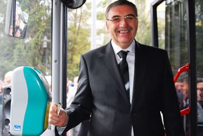 <p><font face="arial,helvetica,sans-serif" size="2">Ulaşım sorunlarını &ccedil;&ouml;zemeyen kentlerin yaşam kalitelerini artıramayacağını ve gelişmelerini tamamlayamayacağını vurgulayan To&ccedil;oğlu, şehrin &ouml;ncelikli sorunlarının başında ulaşımın geldiğini ifade etti. <br /><br />Hem bireysel hem de kitlesel olarak, en k&uuml;&ccedil;&uuml;ğ&uuml;nden en b&uuml;y&uuml;ğ&uuml;ne toplumun her kesiminin ulaşım sorunlarından etkilendiğini anlatan To&ccedil;oğlu, şunları s&ouml;yledi:<font color="#333399"> &quot;Bu nedenle halkımıza en yaygın ve en s&uuml;ratli hizmet &uuml;retmenin &ouml;ncelikle toplu taşımadan ge&ccedil;tiğini biliyoruz. Bu &ccedil;er&ccedil;evede, ulaşım sorunlarının rahatlatılmasına y&ouml;nelik &ouml;nceliğimizi toplu taşımaya vermiş bulunuyoruz. Toplu taşımada hedefimizi, belediye ve &ouml;zel sekt&ouml;r olarak el birliğiyle; halkımıza emniyetli, konforlu, ekonomik, dakik, g&uuml;venilir, bir toplu ulaşım sistemi sunmak olarak belirledik. Uzun yıllardır yenilenmeyen, yaşlı ve ekonomik &ouml;mr&uuml;n&uuml; doldurmaya yaklaşmış otob&uuml;slerimiz yenilemekle işe başladık. B&uuml;t&ccedil;emizin elverdiği &ouml;l&ccedil;&uuml;de 20 adet yeni otob&uuml;s alarak filomuzu gen&ccedil;leştirdik. &Ouml;n&uuml;m&uuml;zdeki d&ouml;nemlerde ara&ccedil; filomuza yenilerini eklemeyi planlıyoruz.&quot;</font></font></p>