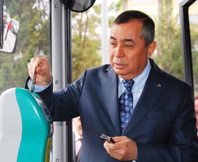 <p><font face="arial,helvetica,sans-serif" size="2"><strong>&Ouml;ZEL HALK OTOB&Uuml;SLERİDE SİSTEME DAHİL EDİLECEK</strong></font></p><p><font face="arial,helvetica,sans-serif" size="2">Kart54'&uuml;n toplu taşıma sisteminin iyileştirilmesi adımlarından birisi olduğunu kaydeden To&ccedil;oğlu, elektronik kart uygulamasının toplu taşıma ara&ccedil;larıyla yolculuk eden binlerce vatandaşın hayatını kolaylaştıracağını dile getirdi. Elektronik kartın sadece belediye otob&uuml;sleri i&ccedil;in d&uuml;ş&uuml;n&uuml;lmediğini belirten To&ccedil;oğlu<font color="#333399">, &quot;2010 yılında &ouml;ncelikli olarak &Ouml;zel Halk Otob&uuml;sleri de bu sisteme dahil edilerek, yaygın bir toplu taşıma sistemi sunulmuş olacak. Kart54'&uuml;, bir&ccedil;ok alanda ve etkinlikte kullanılabilecek ve hayatımızı kolaylaştırabilecek b&uuml;t&uuml;nleşik şehir kartı olmaya aday bir enstr&uuml;man olarak g&ouml;r&uuml;yoruz. Kart54, ileriki d&ouml;nemlerde su faturaları ve otopark &uuml;cretleri gibi diğer belediye hizmetlerinde de kullanılmaya elverişli olacak.&quot;</font> diye konuştu.</font></p>