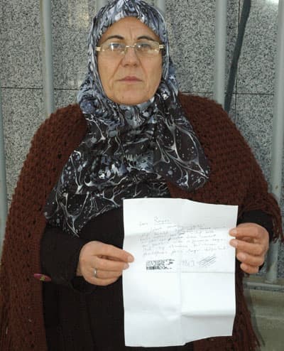 <font size="2"><font face="Arial"><strong><font color="#000000">Bu Bir Caniliktir Hakim Bey</font></strong><br /><br />Abla N.F. ise işkence iddialarını tekrarlayarak, </font></font><font color="#333399"><font face="Arial" size="2">&quot;Kardeşim zihinsel &ouml;z&uuml;rl&uuml;d&uuml;r. &Uuml;&ccedil; yıl &ouml;nce Nevşehir'den Sakarya'ya getirildi. Arada sırada kendisini ziyaret ediyorum. İlk getirildiğinden beri bir sıkıntı yoktu. Son geldiğimde alıp bah&ccedil;ede dolaşırken dizinin ağrıdığını s&ouml;yledi. Ne olduğunu sordum. A&ccedil;arak yarasına baktım. Halka şeklinde ortası yanık kenarları su toplamış delik deşik yaraları vardı. Abla beni sigara ile yaktılar dedi. Nasıl olduğunu sorduğumda &ccedil;ayı d&ouml;kt&uuml;m, masa kirlendi. Bir hastadan sigara alıp beni karanlık bir odaya g&ouml;t&uuml;rd&uuml;kten sonra beni sigara ile yaktılar&quot; </font><font size="2"><font face="Arial"><font color="#000000">dedi. <br /><br />Hakime seslenen abla N.F., şunları s&ouml;yledi:</font> &quot;Hakim bey alerjinin ne olduğunu biliriz. Bize alerji deyip ge&ccedil;iştirmeye &ccedil;alıştılar. Bunu kurum m&uuml;d&uuml;r&uuml;ne s&ouml;yledim. O da su&ccedil;&uuml;st&uuml; yakalamadan bir şey yapamayacağını s&ouml;yledi. M&uuml;d&uuml;r sonra bana bazı bakıcıların resimlerini g&ouml;sterdi. Bunları kardeşime teşhis ettirdik. O da şu an hazırda bulunan sanık S.S.'yi g&ouml;sterdi. Ben de savcılık başta olmak &uuml;zere kaymakamlık ve valiliğe giderek şikayet&ccedil;i oldum. Sonra hastaneye giderek kardeşimle ilgili rapor aldık. Bu bir caniliktir hakim bey. Bu sanıktan şikayet&ccedil;iyim ve davacıyım.&quot;</font></font></font><br /><br /><font face="Arial" size="2">Psikolog eşliğinde mağdur H.&Ouml;.'n&uuml;n kendisine işkence yapan kişiyi hakimin g&ouml;ster demesi &uuml;zerine<font color="#333399"> &quot;Hakim amca Sel&ccedil;uk iyi bir ağabey. O bana bir şey yapmaz. Başka biri var. O herkesi yerde s&uuml;r&uuml;nd&uuml;r&uuml;yor. Bana senin kolunu ve bacağını kıracağım, diye s&ouml;yl&uuml;yor&quot;</font> diyerek &ccedil;elişkili ifadeler verdi. </font>