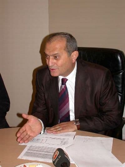 <p><font face="arial,helvetica,sans-serif" size="2"><strong>Esnafın %&nbsp;76 sı aynı g&ouml;r&uuml;şte<br /></strong><br /></font><font face="arial,helvetica,sans-serif" size="2">Alişan, 750 işyerinde 967 kişiyle y&uuml;z y&uuml;ze yapılan anket &ccedil;alışması neticesinde, esnafların y&uuml;zde 76'sının sanayinin modernize edilmesi gerektiği y&ouml;n&uuml;nde g&ouml;r&uuml;ş bildirdiğini vurguladı.</font></p><p><font face="arial,helvetica,sans-serif" size="2">Sanayi sitesinin g&ouml;r&uuml;nt&uuml; kirliliği yapıyor diyen esnafların oranının y&uuml;zde 60 olduğunu dile getiren Alişan, <font color="#333399">&quot;Esnaflar da artık bu sanayinin g&ouml;r&uuml;nt&uuml; kirliliği yaptığını kabul ediyor. Kentsel d&ouml;n&uuml;ş&uuml;m projesinden esnafların y&uuml;zde 70 haberdar. Yeni projede işyeri satın alırım diyenlerin oranı, y&uuml;zde 38, fiyat ve &ouml;deme koşullarına g&ouml;re karar veririm diyenler ise y&uuml;zde 39. Mevcut haliyle sanayinin geleceğini olumlu g&ouml;renlerin oranı y&uuml;zde 24'te kalırken, olumsuz g&ouml;renler ise y&uuml;zde 66.&quot;</font> diye konuştu.</font></p>