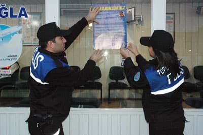 <font face="Arial" size="2">Hazırlanan afişlerde dolandırıcıların başvurduğu sim kartınız kopyalanmış, bir kamu g&ouml;revlisinin eşi numaranızdan taciz edilmiş, sizin numaranızdan yoğun miktarda su&ccedil; &ouml;rg&uuml;tleri aranmış, bir yarışmadan &ouml;d&uuml;l kazanmışınız, acil bir durum varmış gibi kont&ouml;r isteme ve msn şifresi kırılarak kayıtlı t&uuml;m abonelerden kont&ouml;r istenmesi gibi durumla karşılaşan vatandaşların en yakın polis merkezine başvurmaları anlatılıyor.<br /><br />&Ouml;te yandan daha &ouml;nce polis tarafından başlatılan 3 GSM operat&ouml;r&uuml; bayi tarafından başlatılan &ccedil;alışma kapsamında il genelinde toplam 25 bin kayıtlı cep telefonu abonesine dolandırıcılara karşı uyarı mesajının SMS olarak g&ouml;nderildiği ve g&ouml;nderilmeye de devam edildiği &ouml;ğrenildi.</font>
