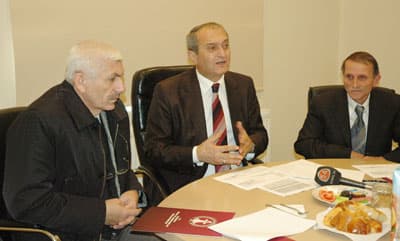 <font face="Arial" size="2">Sanayi sitesinin g&ouml;r&uuml;nt&uuml; kirliliği yapıyor diyen esnafların oranının y&uuml;zde 60 olduğunu ifade eden Alişan<font color="#333399">, &quot;Esnaflar da artık bu sanayinin g&ouml;r&uuml;nt&uuml; kirliliği yaptığını kabul ediyor. Kentsel d&ouml;n&uuml;ş&uuml;m projesinden esnafların y&uuml;zde 70'i haberdar. Yeni projede işyeri satın alırım diyenlerin oranı, y&uuml;zde 38, fiyat ve &ouml;deme koşullarına g&ouml;re karar veririm diyenler ise y&uuml;zde 39. Mevcut haliyle sanayinin geleceğini olumlu g&ouml;renlerin oranı y&uuml;zde 24'te kalırken, olumsuz g&ouml;renler ise y&uuml;zde 66&quot;</font> diye konuştu.</font>