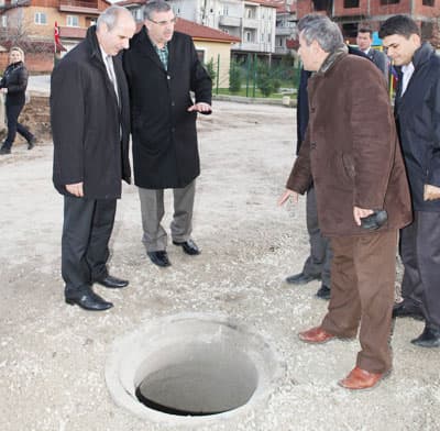<font face="Arial" size="2">Ger&ccedil;ekleştirilen &ccedil;alışma ile b&ouml;lgeye yeni yağmursuyu hattı d&ouml;şendiğini belirten Başkan To&ccedil;oğlu, <font color="#333399">&ldquo;Bah&ccedil;elievler&rsquo;de yağmursuyu sıkıntısı yaşanıyordu. Ekiplerimizin yaptığı et&uuml;tler sonrasında b&ouml;lgenin yeni bir yağmursuyu hattına ihtiyacı olduğu tespit edildi. Şimdi bu b&ouml;lgemize 1600 metre uzunluğunda yağmursuyu hattı d&ouml;ş&uuml;yoruz. Aynı zamanda 43 muayene bacası ve 60 adet yağmursuyu ızgarası yapacağız. Yeni hatla yağmursuları toplanarak &Ccedil;ark Deresi'ne deşarj edilecek, b&ouml;ylece olası bir su baskını ile yağışlı havalarda kanalizasyon hatlarında oluşan taşmalar &ouml;nlenmiş olacak. Ayrıca yeni hatla yağmursularının atık su hatlarına karışması &ouml;nlenerek, kanalizasyon terfi merkezlerinin ve arıtmanın maliyetleri azalacak&rdquo;</font> dedi.&nbsp; </font>
