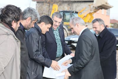 <font face="Arial" size="2">Yapılan t&uuml;m &ccedil;alışmaları yakından takip ettiğini belirten Başkan Zeki To&ccedil;oğlu<font color="#333399"> &ldquo;B&uuml;y&uuml;kşehir Belediyesi olarak halkımıza hizmetin en iyisini sunma gayretindeyiz. T&uuml;m birimlerimiz sıkıntıların giderilmesi i&ccedil;in &uuml;zerlerine d&uuml;şeni yerine getiriyorlar. Ben de belediye başkanı olarak yapılan t&uuml;m &ccedil;alışmaları yakından takip ediyorum. Bizim &ouml;nceliğimiz halkımızın memnuniyetidir&rdquo;</font> dedi.<br /><br />Başkan To&ccedil;oğlu incelemenin ardından Altınova&rsquo;da kurulan Salı pazarını gezerek, esnafla sohbet etti. </font>
