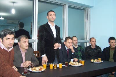 <font size="2"><font face="Arial"><strong>İyi Niyet&nbsp;Şart<br /><br /></strong>&nbsp; Hakem Derneği&nbsp; Başkanı&nbsp; Ş&uuml;kr&uuml; &Ouml;zkan&nbsp; yaptığı konuşmada&nbsp;bir hakemin kolay yetimediğini ve uzun s&uuml;re&ccedil;lerden ge&ccedil;tiğini belirterek &ldquo; <font color="#333399">&Ouml;nce İyi Niyet şart. bir&nbsp;kaptan ya da futbolcu kardeşimiz hakemimizin&nbsp;verdiği kararlara iyi niyetle bakmalıdır. Hakem de insandır.Ma&ccedil; i&ccedil;inde&nbsp; hakemi dağıtmak yerine daha destekleyici olmak lazım.Siz kaptanlarımızdan,&nbsp;hakemlerimize son derece yardımcı olmanızı&nbsp;istiyoruz</font>&rdquo; dedi.<br /><br /></font></font><font size="2"><font face="Arial"><strong>Bir Adım Gelene&nbsp; 10 adım&nbsp; gideriz&nbsp; <br /><br /></strong>Hakem&nbsp; &Ouml;mer Faruk Yeşil&nbsp; ise Kaptanlara yaptığı konuşmada; &ldquo; <font color="#333399">Bize&nbsp;bir adım gelene&nbsp;biz hakemler olarak&nbsp;10 adım gideriz. Ancak bu adımlar&nbsp;kararı verilen her pozisyonun olumlu adımları olması lazımdır.Kaptanların olumsuz yaklaşmaları&nbsp; bizler&nbsp;yaralıyor.Kaptanların&nbsp; ayrıcalığı&nbsp; var ancak bu ayrıcalık sadece kendi takımları i&ccedil;indedir.Kaptanlar hareketlerine dikkat etmek zorundadır.Tekrar&nbsp;s&ouml;yl&uuml;yorum&nbsp;ma&ccedil; i&ccedil;indeki diyaloglarımız &ccedil;ok iyi ve kurallar i&ccedil;inde ise&nbsp; bir adım gelene&nbsp;bizler&nbsp;on adım gideriz.</font>&quot;&nbsp;dedi.</font></font>