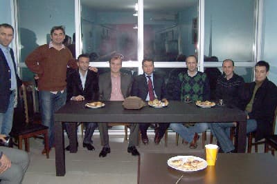 <font size="2"><font face="Arial"><strong>Kaptanlar&nbsp; Yaklaşımdan&nbsp; Dertli<br /><br /></strong>Kaptanlar&nbsp; yaklaşımdan&nbsp; dertli takım taptanları ise hakemlerin kendilerine yada&nbsp;futbolculara&nbsp;sert yaklaşım yaptıklarını belirterek şikayetlerini s&ouml;ylediler. Serdivanspor kaptanı&nbsp;&Ouml;zg&uuml;r&nbsp;&ldquo; <font color="#333399">Bazı hakemler&nbsp; bizlere &ccedil;ok sert tepkiler&nbsp;g&ouml;steriyorlar.&Ccedil;alınan bir d&uuml;d&uuml;kten sonra&nbsp;&nbsp; Hakem&rsquo;e&nbsp; nedenini&nbsp; soruyoruz&nbsp; &ccedil;ok&nbsp;&nbsp;&nbsp; ters cevaplar alıyoruz.Bizde Arkadaşlarımıza karşı sorumluyuz. Bunun olmaması lazım.</font>&rdquo; dedi.Toplantıya katılan t&uuml;m kaptanlar&nbsp;&nbsp; hakemlerin&nbsp;kendileri&nbsp;ve diğer futbolcular ile&nbsp;&ccedil;ok iyi&nbsp;diyaloglar i&ccedil;inde olmasını istediklerini&nbsp;s&ouml;ylediler.<br /><br /><strong>Seminer&nbsp;&nbsp; verildi</strong><br /><br />Hakemlerin&nbsp;antremanlarının&nbsp;olması nedeni ile&nbsp; toplantıdan ayrılmalarından sonra eğitimciler&nbsp;Reşat Mısır ve Yılmaz Kalk&nbsp;uygulanan&nbsp;kurallar&nbsp; hakkında kaptanlara seminer&nbsp;verdiler.</font></font>