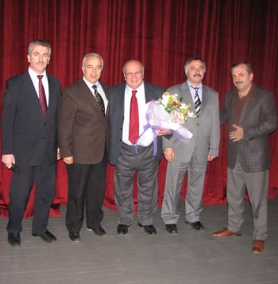 <font face="Arial" size="2">Sakarya Eğitimde Başarıyı Arttırma Projesi kapsamında, &ouml;ğrencilere y&ouml;nelik seminerlere t&uuml;m &ouml;ğrencilerin TV programından tanıdıkları ve sevdikleri Cihat Şener&rsquo;i davet ederek başlayan Mithatpaşa Ş&uuml;kr&uuml; Ayna Anadolu Lisesi ve Şehit &Uuml;steğmen Sel&ccedil;uk Esedoğlu Anadolu Lisesi y&ouml;neticileri bu t&uuml;r etkinliklerin sene i&ccedil;inde devam edeceğini belirttiler.<br /><br />Seminer sonunda; Adapazarı İl&ccedil;e Milli Eğitim Şube M&uuml;d&uuml;r&uuml; Hayri &Ccedil;etinkaya, Mithatpaşa Ş&uuml;kr&uuml; Ayna Anadolu Lisesi M&uuml;d&uuml;r&uuml; Asım Kocataş, Şehit &Uuml;steğmen Sel&ccedil;uk Esedoğlu Anadolu Lisesi M&uuml;d&uuml;r&uuml; Halil Tosun, Okul Aile Birliği Başkanı Aydın Ay sahneye &ccedil;ıkarak usta eğitimci Cihat Şener&rsquo;e teşekk&uuml;r ettiler.</font>