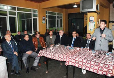 <p><font face="arial,helvetica,sans-serif" size="2"></font></p><p><font face="arial,helvetica,sans-serif" size="2"><strong>ALTI K&Ouml;Y MUHTARI BİRARADA</strong></font></p><p><font face="arial,helvetica,sans-serif" size="2">İlk ziyaretlerini Dernekırı B&ouml;lgesine yaparak, Bileciler K&ouml;y&uuml; Merkez Kahvehanesi&rsquo;nde Bileciler K&ouml;y&uuml; Muhtarı Metin K&uuml;&ccedil;&uuml;kkalfa, Solaklar K&ouml;y&uuml; Muhtarı Salih Kurubacak, İlyaslar K&ouml;y&uuml; Muhtarı Fethi Şenol, Karadavutlu K&ouml;y&uuml; Muhtarı Hakan &Ouml;lmez ve &Ouml;rentepe K&ouml;y&uuml; Muhtarı Ahmet Ozan ile bir araya gelen SYKD Y&ouml;neticileri; burada ama&ccedil;, fikir ve projelerini anlattı. Muhtarlardan k&ouml;ylerinin sorun ve isteklerini de dinleyen SYKD Y&ouml;neticileri; &ccedil;&ouml;z&uuml;m konusunda gerekli &ccedil;alışmaları yapacaklarını dile getirdi.</font></p>