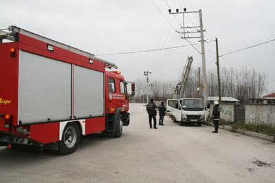 Yanan Elektrik Direği Akyazı'nın Tansiyonunu Yükseltti