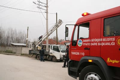 Yanan Elektrik Direği Akyazı'nın Tansiyonunu Yükseltti