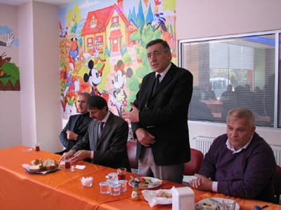 <font face="Arial" size="2">Toplantıda Serdivan Belediye başkanı Alemdar, bu toplantıların il&ccedil;emizdeki esnaf gurupları ile her hafta yapıldığını ifadeyle, ''bu hafta sonu da kahveci esnafımızla bir araya gelmek ve dertleşmek istedik. Sorunlar karşılıklı konuşarak &ccedil;&ouml;z&uuml;l&uuml;r. Sizlerin bizlerden, bizlerin de sizlerden neler beklediğimizi birinci ağızdan ortaya koymak, &ouml;neriler geliştirmek, sonu&ccedil; olarak il&ccedil;emizi birlikte y&ouml;netmek istiyoruz. Katkılarınızı bekliyoruz, bizlerden neler beklediğinizi de &ouml;ğrenmek istiyoruz'' dedi.</font>
