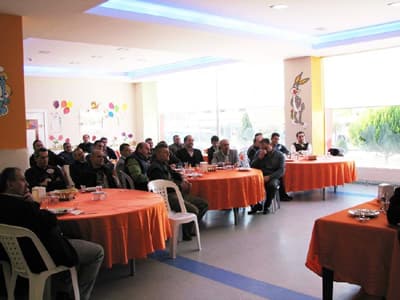 <font face="Arial" size="2">Sakarya Kahveciler Odası Başkanı ve kahveciler Federasyonu Genel Başkan Yardımcısı Resul Karataş da yaptığı konuşmada, <font color="#333399">'' Biz sigara yasağına karşı değiliz. Bu karar D&uuml;nya Sağlık &Ouml;rg&uuml;tleri tarafından alınan bir karar. Bizler insanları sigara i&ccedil;meye teşvik etmiyoruz.Ama sigara yasağı bizim ekmeğimizi elimizden alıyor. Biz kahveci esnafının mağdur edilmeden bu soruna bir &ccedil;&ouml;z&uuml;m getirilmesini istiyoruz '' dedi.<br />Karataş, Avrupada yasak uygulayan &uuml;lkelerde yaptıkları incelemelerle ilgili bilgiler de vererek, ''&ouml;rneğin komşumuz Yunanistan'da arkadaşlarımız giderek inceleme yaptılar. Sigara i&ccedil;ilen ve i&ccedil;ilmeyen b&ouml;l&uuml;mler yapmışlar. Esnaf ile m&uuml;şteri karşı karşıya gelmiyor. Avrupa'nın bir &ccedil;ok &uuml;lkesinde yasak i&ccedil;enlerle i&ccedil;meyenleri ayırıcı şekilde d&uuml;zenleniyor. Bize sigara yasak diyen devletimiz en b&uuml;y&uuml;k sigara tekeli. B&ouml;yle &ccedil;ifte standart olmaz''</font> dedi.</font>