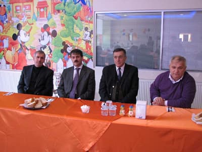 <font face="Arial" size="2">Toplantıda kahveci esnafı da sorunlarını dile getirdi. Bazı yerlerde hi&ccedil; denetleme yapılmadığını ileri s&uuml;ren esnaf, bazı yerlerde de haftada 3-4 kez denetleme yapıldığından şikayet&ccedil;i olurken, orantısız denetimden dert yandılar. Gelen denet&ccedil;ilerin tavır ve davranışlarının da hi&ccedil; hoş olmadığından şikayet&ccedil;i olan kahveci esnafı, ''biz kahvecileri 2. Sınıf işletmeler ve 2. sınıf insanlar olarak g&ouml;r&uuml;yorlar. Tavır ve davranışları zaman zaman &ccedil;ok saygısız ve kaba. Serdivan Belediyesi bizlere b&ouml;yle bir ayırım uygulamadı. Bizleri davet etti ve dinledi. Teşekk&uuml;r ediyoruz'' dediler.</font>
