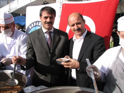 Serdivan Halkı Alemdar'ın Elinden Aşure Yedi