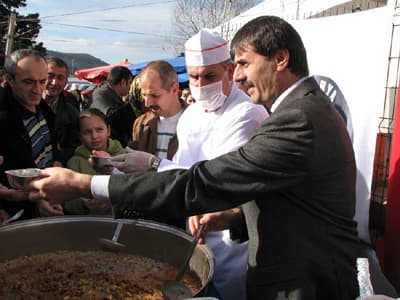 Serdivan Halkı Alemdar'ın Elinden Aşure Yedi