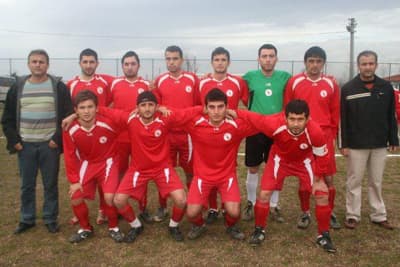 <p><font face="arial,helvetica,sans-serif" size="2">Ma&ccedil;ın ikinci yarısına Erenlerspor hızlı başladı 46 dk Cihat Erenlersporun 2 gol&uuml;n&uuml; kaydetti. 2-0 Golden sonra Yuvalıderespor toparlandı fakat aradaki farkı indirecek gol&uuml; bulamadı. Ma&ccedil;ın 70 dk sonra Yuvalıderespordaki yorgunluk belirtilerini başladı. Ma&ccedil;ın kahramanlarından kaleci Melih 80 dk Nemci ve 90 dk Bahadır&rsquo;ın gollerine engel olamayınca Erenlerspor sahadan 4-0 galip ayrıldı. 31 puanlı Geyvesporun ardından Erenlerspor 27 puanla ilk yarıyı 2. sırada tamamladı. </font></p>