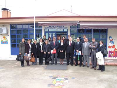 <p><font face="arial,helvetica,sans-serif" size="2">Akyazı İl&ccedil;e Milli Eğitim M&uuml;d&uuml;r&uuml; Mesut Papatya ve Cumhuriyet Anaokulu M&uuml;d&uuml;resi Sabiha Yazıcı&rsquo;nın &ouml;rnek ev sahipliği yaptığı ziyarette ilk olarak okulun t&uuml;m b&ouml;l&uuml;mleri gezildi. 8 Şubede yaklaşık 180 &ouml;ğrencinin eğitim g&ouml;rd&uuml;ğ&uuml; Akyazı Cumhuriyet Anaokulu&rsquo;nu &ccedil;ok beğenen eğitimciler, &ouml;zellikle yeşillikler i&ccedil;erisindeki oyun alanları ve hobi bah&ccedil;elerine hayran kaldılar.</font></p>