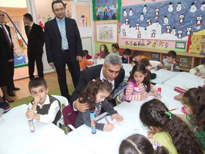 <p><font face="arial,helvetica,sans-serif" size="2">Okul &Ouml;ncesinden Sorumlu İl Milli Eğitim Şube M&uuml;d&uuml;r&uuml; Zafer Levent Soyhan ziyarette yaptığı konuşmada, okul &ouml;ncesi eğitimin &ccedil;ok &ouml;nemli olduğuna vurgu yaparak, sağlam ve g&uuml;&ccedil;l&uuml; temeller &uuml;zerine inşa edilecek eğitim s&uuml;recinin ilk&ouml;ğretim, lise ve &uuml;niversitede başarıya ulaşacağını kaydetti. Soyhan, ilkini Akyazı Cumhuriyet Anaokulu&rsquo;na ger&ccedil;ekleştirdikleri bu ziyaretlerin &ouml;n&uuml;m&uuml;zdeki g&uuml;nlerde diğer bağımsız anaokullarına d&uuml;zenlenecek gezilerle devam edeceğini belirtti.</font></p>