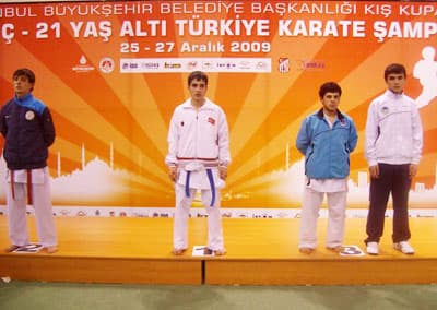<p><font face="arial,helvetica,sans-serif" size="2">B&uuml;y&uuml;kşehir belediyesinin son zamanlarda en b&uuml;y&uuml;k başarısına imza atan sporcusu Şeyda BURUCU ise 21 Yaş altı Bayanlar +60 kg'da m&uuml;cadele ettiği Şampiyonada İlk ma&ccedil;ında 1-0 &ouml;nde g&ouml;t&uuml;rd&uuml;ğ&uuml; karşılaşmayı rakibinin beraberliği yakalaması ile ma&ccedil;ın son 10 saniyesinde verdiği ceza puanları ile&nbsp; 3-1 kaybetti ve şampiyonaya beklenmedik şekilde k&ouml;t&uuml; bir başlangı&ccedil; yaptı fakat daha sonra yaptığı &uuml;&ccedil;&uuml;nc&uuml;l&uuml;k ma&ccedil;larını başarılı bir şekilde alarak bir hafta sonra yapılacak milli takım se&ccedil;mesi &ouml;ncesi elde ettiği &uuml;&ccedil;&uuml;nc&uuml;l&uuml;k ile teselli buldu.</font></p><p><font face="arial,helvetica,sans-serif" size="2">Gen&ccedil; Erkekler 55 kg' m&uuml;cadele eden &Ouml;mer K&Ouml;TEŞ ise ikinci ma&ccedil;ında rakibine yenilince &uuml;&ccedil;&uuml;nc&uuml;l&uuml;k ma&ccedil;larında kendini buldu ve yaptığı &uuml;&ccedil; &uuml;&ccedil;&uuml;nc&uuml;l&uuml;k ma&ccedil;ını'da alarak T&uuml;rkiye &uuml;&ccedil;&uuml;nc&uuml;s&uuml; oldu. Milli takım se&ccedil;mesine katılmaya hak kazanan sporcumuz&nbsp; Avrupa şampiyonası kadrosuna girebilecek kapasitede olduğunu g&ouml;sterdi.</font></p>