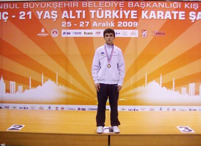<p><font face="arial,helvetica,sans-serif" size="2">M&uuml;sabakaların sonucunda bir değerlendirme yapan B&uuml;y&uuml;kşehir Belediye Spor Karate Antren&ouml;r&uuml; Mustafa SOLMAZ&nbsp; 10 sporcu ile katıldıkları şampiyonada 3 madalya almalarının kendileri i&ccedil;in buruk bir sevin&ccedil; olduğunu dereceye giremeyen sporcularının&nbsp; ileride daha iyi yerlerde olacaklarına inandığını belirterek; Şampiyonaya 1 ay gibi kısa bir s&uuml;re i&ccedil;inde hazırlandık buna rağmen 3 sporcumuz k&uuml;rs&uuml;ye &ccedil;ıktı toplam 5 sporcumuz milli takım se&ccedil;melerine girmeye hak kazandı. Elde ettiğimiz 3 madalyadan en az ikisi &ccedil;ok rahat şampiyonluk olabilirdi burada kaybettiğimiz şampiyonluğu &ouml;n&uuml;m&uuml;zdeki Pazar yapılacak Avrupa Şampiyonası Milli Takım Se&ccedil;mesinde yakalayabiliriz hedefimiz Avrupa Şampiyonası kadrosuna en az 2 sporcu vererek Sakarya B&uuml;y&uuml;kşehir Belediyesinin Adını Avrupa'ya Taşımak Olduğunu Belirtti. Ayrıca Sporcuların Şampiyonaya hazırlanmalarında &ouml;nemli bir paya sahip olan Murat KUL'a teşekk&uuml;r ederek hedeflerinin birlikte daha b&uuml;y&uuml;k başarılar elde etmek olduğunu s&ouml;yledi.</font></p>