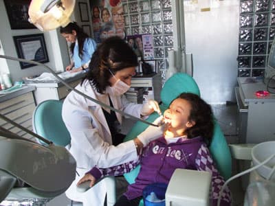<p><font face="arial,helvetica,sans-serif" size="2">&Ccedil;ocukların ilk dişlerinin 6 aylıkken &ccedil;ıkmaya başladığını, s&uuml;t dişlerin 2,5 yaşında tamamlandığını, 6 yaşından itibaren de azı dişlerinin &ccedil;ıkmaya başladığını belirten Diş Hekimi Ceren Yavuz Bilmez <font color="#333399">&ldquo;Sağlıklı bir diş yapısına kavuşmak i&ccedil;in g&uuml;nde en az iki kere dişlerin fır&ccedil;alanması gerekir. Dişlerin fır&ccedil;alanması kadar iyi beslenmede &ouml;nemlidir. Şekerli, cips gibi yumuşak ve yapışkan gıdalar yenmemeli, kola gibi asitli i&ccedil;ecekler i&ccedil;ilmemelidir.&rdquo;</font> dedi.</font></p>