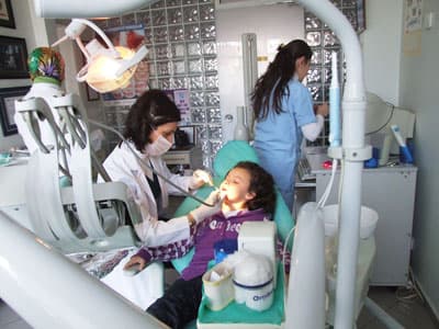 <p><font face="arial,helvetica,sans-serif" size="2">&Ccedil;ocuklarda arzu edilen ağız ve diş sağlığı i&ccedil;in; anne-baba, &ccedil;ocuk ve hekim işbirliğinin b&uuml;y&uuml;k &ouml;nem taşıdığını da belirten Diş Hekimi Ceren Yavuz Bilmez, &ccedil;ocuklarda sık&ccedil;a g&ouml;r&uuml;len parmak emme, dişler arasına kalem gibi yabancı cisimler sokma gibi alışkanlıkların &ccedil;ene ve diş bozukluklarına neden olduğunu kaydederek anne ve babaları uyardı.</font></p><p><font face="arial,helvetica,sans-serif" size="2">Bir &ouml;m&uuml;r boyu &ccedil;&uuml;r&uuml;ks&uuml;z ve sorunsuz ağız sağlığı i&ccedil;in &ccedil;ocukların diş gelişimiyle yakından ilgilenilmesinin &ouml;nemine dikkat &ccedil;eken Diş Hekimi Ceren Yavuz Bilmez<font color="#333399"> &ldquo;Sağlıklı dişler, g&uuml;zel g&uuml;l&uuml;şler i&ccedil;in g&uuml;nde en az iki defa diş fır&ccedil;alamayı ve altı ayda bir diş hekimine gitmeyi ihmal etmemeliyiz&rdquo;</font> dedi.&nbsp;&nbsp;&nbsp; </font></p>