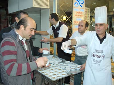 Ahsen Pastanesi 1000 Kişiye Aşure Dağıttı