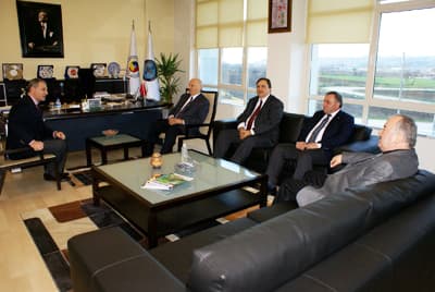 <strong><font face="Arial" size="2" color="#000000">Depremi ve Sonu&ccedil;larını Unutmamalıyız</font></strong> <p><font face="Arial" size="2">Altuğ ilimiz sorunları ile ilgili a&ccedil;ıklamalarında hızlı trenin ilimizden ge&ccedil;mesi konusunun da orta ve uzun vadede &ccedil;ok ciddi kazanımları olacağını belirterek zamandan tasarruf ve ulaşımın kolaylığı a&ccedil;ısından hızlı trenin ilimizde bir istastonda durmasının &ccedil;ok &ouml;nemli olduğunu ve hızlı trenin ilimizden ge&ccedil;mememesinin b&uuml;y&uuml;k bir eksiklik olacağını bunun i&ccedil;in gerekli &ccedil;alışmaların yapılması gerektiğini dile getirdi. </font></p><p><font face="arial,helvetica,sans-serif" size="2"><font color="#333399">&ldquo;Deprem her zaman bu kentin g&uuml;ndeminde olmalıdır. Depremi ve sonu&ccedil;larını unutmamalıyız&rdquo;</font> diye konuşan Altuğ, 10 yılı aşkın bir s&uuml;redir hasarlı binalar sorununun &ccedil;&ouml;z&uuml;lemediğini ve &ouml;nemli bir sıkıntı olarak devam ettiğini ifade etti. </font></p><p><font face="arial,helvetica,sans-serif" size="2">Ortak akıl ve kurumlar arası eşg&uuml;d&uuml;m&uuml;n gerektiği kadar uygulanmadığını, şehri ilgilendiren konularda &ouml;nce karar alınıp daha sonra kamuoyunun g&ouml;r&uuml;şlerinin alındığını belirten Altuğ, ortak aklın ve kurumlar arası eşg&uuml;d&uuml;m&uuml;n &ccedil;ok &ouml;nemli olduğunu ve uygulanması gerektiğini dile getirdi. </font></p>