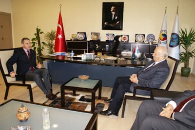 <strong><font face="Arial" size="2">Projeler, Oturmuş Projeler Değil</font></strong> <p><font face="Arial" size="2">Altuğ son olarak, ilimizde &uuml;retim yapan ancak vergilerini ilimiz dışında &ouml;deyen firmalar konusuna da değinerek bu firmalar vergilerini ilimiz vergi daireleri aracılığı ile &ouml;derlerse iller bankasından ilimize aktarılan payın %20 oranında artacağını belirtti.</font></p><p><font face="arial,helvetica,sans-serif" size="2">MHP Sakarya Milletvekili Prof. Dr. M&uuml;nir Kutluata, g&uuml;ndemdeki sorunların &ccedil;&ouml;z&uuml;m&uuml;n&uuml;n uzun zaman aldığını hatta g&uuml;ndemdeki konuların hep g&uuml;ndem de kaldığını dile getirerek SATSO&rsquo;nun sorunların &ccedil;&ouml;z&uuml;m yeri olduğunu dile getirdi. İlimizin&nbsp;bulunduğu konum itibariyle hızlı tren g&uuml;zergahının dışında bırakılmaması gerektiğini dile getirdi. Kuzey Marmara Otoyolu konusuna da değinen Kutluata<font color="#333399"> &ldquo;hi&ccedil;bir kent &uuml;&ccedil; tane otoyolun i&ccedil;erisine hapsedilmemeli ve şehrin nefes borusu kesilmemeli&rdquo;</font> diye konuşarak bu projenin ilimizin daha kuzey kısmına kaydırılması gerektiğini ve b&ouml;ylece şehrin kuzeye doğru gelişmesinin &ouml;n&uuml;n&uuml;n a&ccedil;ılacağını&nbsp;ifade etti. </font></p><p><font face="arial,helvetica,sans-serif" size="2">Kutluata konuşmasının devamında ilimizde ger&ccedil;ekleştirilmesi gereken projelerin oturmuş projeler olmadığını &uuml;zerinde iyi d&uuml;ş&uuml;n&uuml;lerek tetkik edilmesi gereken &ouml;nemli adımlar olduğu i&ccedil;in acil kararlarla y&uuml;r&uuml;t&uuml;lmesinin yanlış olduğunu da belirtti. </font></p>