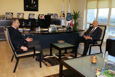 <strong><font face="Arial" size="2">Yeni Bir Yasa Gerekli</font></strong> <p><font face="Arial" size="2">İlimiz &Ccedil;evre D&uuml;zeni Planı ile ilgilide konuşan Kutluata, bu projenin ilimizin 25 yılını kapsayan &ouml;nemli bir proje olduğunu ancak projede eksikliklerin mevcut olduğunu bu eksikliklerin giderilmeden uygulanmaması gerektiğini belirtti. Vergilerin il dışına yatırılmasının &ouml;n&uuml;ne ge&ccedil;ebilmek i&ccedil;in kalıcı bir &ccedil;&ouml;z&uuml;m&uuml;n getirilmesi gerektiğini ve bunun ancak yeni bir yasa d&uuml;zenlemesi ile m&uuml;mk&uuml;n olacağını ifade etti. </font></p><p><font face="arial,helvetica,sans-serif" size="2">İlimiz i&ccedil;in de bir stratejik plana ihtiyacı olduğunu ancak şehir y&ouml;neticilerinin bunu hazırlayacak ve&nbsp; kentin 20 yıl sonrasını g&ouml;rebilecek ufka sahip olmaları gerektiğini de s&ouml;zlerine ekleyerek a&ccedil;ıklamalarına son verdi. <br />&nbsp;<br />S&ouml;z konusu ziyaret karşılıklı iyi niyet dilek ve temennileri ile sona erdi. </font></p>