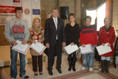 <font size="2"><font face="Arial">T&ouml;rene Sakarya Valisi H&uuml;seyin Atak, Sakarya B&uuml;y&uuml;kşehir Belediye Başkanı Zeki To&ccedil;oğlu, SATSO Başkanı Akg&uuml;n Altuğ, Sakarya İl Tarım M&uuml;d&uuml;r&uuml; Abdurrahman &Ccedil;akar, Adapazarı Belediye Başkanı S&uuml;leyman Dişli, kaymakamlar, protokol ve kursiyerler katıldı.<br /><br />T&ouml;rende konuşan Sakarya Valisi H&uuml;seyin Atak dış mekan s&uuml;s bitkisi &uuml;retiminde Sakarya'nın &ouml;nemli bir noktada bulunduğunu belirterek, gen&ccedil;lerin ve kadınların uygulanan proje kapsamında iş imkanına kavuşacağını s&ouml;yledi. Vali Atak, <font color="#003366">&quot;Sakarya bir &ccedil;ok avantajı b&uuml;nyesinde barındıran ve dış mekan s&uuml;s bitkiciliği konusunda &ouml;nemli olanaklara sahip bir il. Bu konuda &ccedil;alışan ve &uuml;retim yapan &uuml;reticilerimiz yaklaşık olarak 17 bin dekar alan &uuml;zerinde dış mekan s&uuml;s bitkiciliği &uuml;retimi yapıyor. Marmara 'da Sakarya dış mekan s&uuml;s bitkisi &uuml;retiminde ilk sırada yer almaktadır. Bu sevindirici bir gelişmedir. &Ouml;n&uuml;m&uuml;zdeki 5-6 yıl i&ccedil;inde 80 milyon dolar ihracat ve 60 bin kişiye iş imkanı sağlanacaktır. Burada Avrupa Birliğinden sağlanan 16 Milyon Avro destekle gen&ccedil;lerimiz ve kadınlarımıza iş imkanı sağlanması memnuniyet vericidir. Bu kursu başarı ile tamamlayan vatandaşlarımız kısa s&uuml;rede iş imkanlarına kavuşmalarını diliyorum&quot;</font> dedi.<br /><br />Tarım İl M&uuml;d&uuml;r&uuml; Abdurrahman &Ccedil;akar ise Sakarya'da s&uuml;s bitkiciliği konunda &ouml;nemli gelişmeler kaydedildiğini b&ouml;lgenin &uuml;retim &uuml;ss&uuml; olma yolunda olduğunu s&ouml;yledi. &Ccedil;akar, b&uuml;y&uuml;k bir pazar haline gelen Sakarya'nın &ouml;nemli m&uuml;şterilerinin B&uuml;y&uuml;kşehir Belediyeleri olduğunu yapılan proje ile istihdam a&ccedil;ısından ve &uuml;retim a&ccedil;ısından &ouml;nemli gelişmeler yaşanacağını vurguladı.<br /><br />Sakarya Ticaret ve Sanayi Odası Başkanı Akg&uuml;n Altuğ, Sakarya'nın her alanda gelişmeye a&ccedil;ık olduğunu, b&ouml;lgenin iktisadi ve ekonomik kalkınmasında sekt&ouml;r&uuml;n &ouml;nemli bir yer tuttuğunu kaydetti.</font></font>