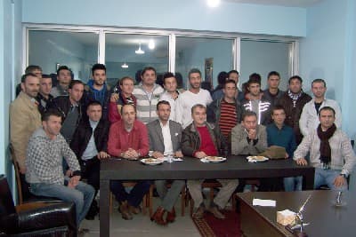 <font size="2"><font face="Arial"><strong>K&ouml;y Hizmetlerinden Ters&nbsp;Cevap<br /><br /></strong>Dernek&nbsp;Başkanı &Ouml;mer Bektaş&nbsp;hakemler ile kaptanların buluşup&nbsp; ma&ccedil; i&ccedil;i&nbsp; &ccedil;eşitli sorunların tartışıldığı ve karşılıklı bilgi alışverişinde bulunulan toplantının&nbsp; &ccedil;ok faydalı olduğunu belirterek&nbsp; &ldquo; <font color="#333399">En ilgin&ccedil; cevabı K&ouml;yhizmetlerispor'dan aldık. Kendilerini davet i&ccedil;in aradık.Bizim takımımızda&nbsp; kaptan yok</font> <font color="#333399">diye ters bir cevap aldık.Kendilerine yakıştıramadık</font>&rdquo; dedi.</font></font>