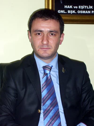 <p><font face="arial,helvetica,sans-serif" size="2">Yeni İl Başkanı Yavuz Reis&rsquo;in konuk olacağı, Sakarya il ve Merkez İl&ccedil;e Başkanlığı g&ouml;revlerinde yapılan son değişiklikler ile bu değişikliğin nedenlerinin konuşulacağı H&uuml;lya S&uuml;r&uuml;c&uuml; ile Detay&rsquo;ın ilgiyle dinlenmesi bekleniyor.</font></p><p><font face="arial,helvetica,sans-serif" size="2">Program yapımcısı ve sunucusu H&uuml;lya S&uuml;r&uuml;c&uuml;&rsquo;n&uuml;n sorularını yanıtlayacak olan HEPAR Sakarya İl Başkanı Yavuz Reis&rsquo;in yeni oluşturulan y&ouml;netim kurulu isimleri &uuml;zerinde a&ccedil;ıklama yapması, parti programının yanı sıra HEPAR&rsquo;ın hem &uuml;lke, hem de Sakarya &ouml;zelindeki &ouml;rg&uuml;tlenme &ccedil;alışmaları hakkında dinleyicileri bilgilendirmesi ve &uuml;lke siyasetine ilişkin konularda da &ouml;nemli a&ccedil;ıklamalar yapması bekleniyor.</font><font face="arial,helvetica,sans-serif" size="2">&nbsp;</font></p><p><font face="arial,helvetica,sans-serif" size="2">H&uuml;lya S&uuml;r&uuml;c&uuml; ile Detay Programını 92.1 frekansından ve h&uuml;rce.com internet adresinden canlı olarak dinleyebilirsiniz.</font><font face="arial,helvetica,sans-serif" size="2">&nbsp;</font></p><p><font face="arial,helvetica,sans-serif" size="2">Hak ve Eşitlik Partisi Sakarya İl Başkanı Yavuz Reis&rsquo;e y&ouml;neltmek istediğiniz soru varsa 0 264 278 80 03 nolu telefona yazdırabilirsiniz.<br /></font></p>