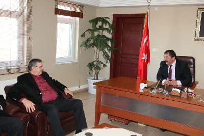 <font face="Arial" size="2">Muharrem ayının İslam alemi i&ccedil;in &ccedil;ok &ouml;zel olduğunu dile getiren Başkan To&ccedil;oğlu, aşurenin birliğe, beraberliğe davet anlamına geldiğini s&ouml;yledi. Aşure dağıtım programında vatandaşlarla da sohbet eden Başkan Zeki To&ccedil;oğlu, tek gayelerinin millete hizmet olduğunu s&ouml;yledi. Başkan To&ccedil;oğlu, &ldquo;<font color="#333399">Bizim bir tek gayemiz ve hedefimiz var. O da hemşerilerimize layıkıyla hizmet edebilmek. Bunun i&ccedil;in de gece g&uuml;nd&uuml;z &ccedil;alışıyoruz. Eksikliklerimizi gidermeye &ccedil;alışıyoruz. B&uuml;t&uuml;n il&ccedil;elerimize eşit bir şekilde hizmet g&ouml;t&uuml;rmeye gayret ediyoruz. İnşallah daha mutlu, daha m&uuml;reffeh yarınlara hep birlikte kavuşacağ</font><font color="#333399">ız</font>&rdquo; diye konuştu.<br /><br />Arifiye merkezindeki esnafları da ziyaret eden ve kahvehanelerde vatandaşlarla sohbet eden Başkan To&ccedil;oğlu ve milletvekilleri, birlik i&ccedil;erisinde Sakarya'ya hizmet ettiklerini s&ouml;ylediler. </font>