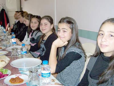 <p><font face="arial,helvetica,sans-serif" size="2"><strong>Mahalle Muhtarıda Katıldı<br /><br /></strong></font><font face="arial,helvetica,sans-serif" size="2">Hızırtepe Yeni&ouml;zenspor Bayan Voleybolculara &Ouml;mer Bektaş tarafından verilen yemeğe Hızırtepe Mahallesi Muhtarı Bedri Aslan&rsquo;da katıldı. Muhtar Aslan <font color="#333399">&ldquo; B&ouml;ylesine g&uuml;zel olayların daima destek&ccedil;isiyiz.Yıldız Kızlarımıza her zaman daha b&uuml;y&uuml;k başarılar dilerim&rdquo;dedi</font>.</font></p>