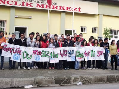 <font face="Arial" size="2">Ge&ccedil;tiğimiz Ekim ayında Almanya ile bir gen&ccedil;lik değişimi yapan Gen&ccedil;lik Merkezi, bu kez Gen&ccedil;lik Hizmetleri Dairesi Başkanlığı&rsquo;nın İller Arası Gen&ccedil;lik Değişimi projesi &ccedil;er&ccedil;evesinde ge&ccedil;en yaz ilimizde konuk ettiği Adana Gen&ccedil;lik Merkezinin misafiri oldu. <br /><br />Değişim Projesiyle,&nbsp;gen&ccedil;lerin &uuml;lkemizi tanımaları,&nbsp;bulundukları ilin dışında farklı coğrafi b&ouml;lgelerde yaşayan gen&ccedil;lerle tanışmaları, onlarla kaynaşmaları ve k&uuml;lt&uuml;r alışverişinde bulunarak, yeni arkadaşlıklar kurup, deneyimler kazanmaları ve tecr&uuml;belerini başkalarına aktarmaları hedefleniyor.</font>