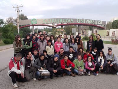 <p><font face="arial,helvetica,sans-serif" size="2"><strong>Pankartlı karşılama!</strong></font></p><p><font face="arial,helvetica,sans-serif" size="2">25 Aralık 2009 Cuma g&uuml;n&uuml; Adapazarı kent meydanında başlayan Adana yolculuğu, 11 saat s&uuml;ren kara yolculuğunun ardından, Adanalı gen&ccedil;lerin hazırladıkları s&uuml;rpriz karşılama t&ouml;reni ile tamamlandı. <br /><br />Değişim programının ilk ayağında Sakaryalı gen&ccedil;lerle Adanalı gen&ccedil;ler arasında oynanan bir spor oyununu konu alan pankartlarla karşılanan gen&ccedil;lerimiz,&nbsp;kendilerine g&ouml;sterilen ilgiden dolayı son derece mutlu oldu.</font></p>