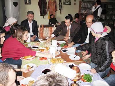 <strong><font face="Arial" size="2">Adım adım Adana!</font></strong> <p><font face="Arial" size="2">2009&rsquo;un son g&uuml;nlerini Adana&rsquo;da ge&ccedil;iren gen&ccedil;lerimiz, program boyunca tarihi ve sanatsal alanları g&ouml;rme fırsatını yakaladı. Değişime katılım g&ouml;steren 30 gen&ccedil; ve y&ouml;netici, Adana ilinde bir&ccedil;ok ziyaret ger&ccedil;ekleştirdi. &Ccedil;ukurova &Uuml;niversitesi ile başlayan ziyaretler, Adana Atat&uuml;rk M&uuml;zesi gezisi, cami, k&ouml;pr&uuml;, huzurevi ve sanat m&uuml;zesi ziyaretleriyle devam etti. </font></p>