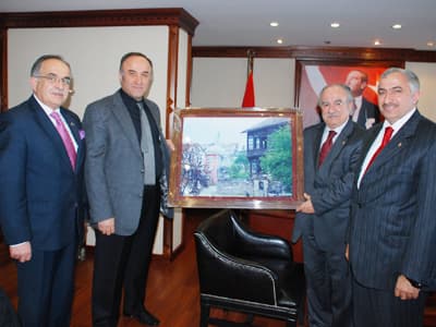 <p><font face="arial,helvetica,sans-serif" size="2"><font color="#333399"><strong>Sakarya&rsquo;da G&ouml;rev<br /></strong></font><br />Yenikent Derneği Başkanı Ali Kaba&rsquo;nın İl Başkanlığı d&ouml;neminde Taraklı İl&ccedil;esi&rsquo;nin kurucu Kaymakamı olarak g&ouml;rev yapan Rize Valisi Seyfullah Hacım&uuml;ft&uuml;oğlu ile aslen Sakaryalı olan ve bir d&ouml;nem Erenler Belediye Başkanlığı yapan &Ccedil;aykur Genel M&uuml;d&uuml;r&uuml; Ekrem Y&uuml;ce&rsquo;yi makamında ziyaret eden dernek y&ouml;neticileri; Hacım&uuml;ft&uuml;oğlu ile Y&uuml;ce&rsquo;ye başarıların devamını diledi.</font></p>