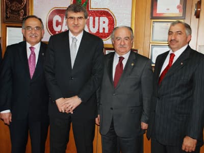 <p><font face="arial,helvetica,sans-serif" size="2">G&ouml;rev yaptıkları ve ikinci adresimiz dedikleri Sakarya&rsquo;dan gelen misafirlerini sıcak bir ilgi ile karşılayarak memnuniyetlerini dile getiren Rize Valisi Seyfullah Hacım&uuml;ft&uuml;oğlu ile &Ccedil;aykur Genel M&uuml;d&uuml;r&uuml; Ekrem Y&uuml;ce; Yenikent Derneği Y&ouml;neticilerine yakın ilgi g&ouml;stererek, ağırladı. Ziyarette, eski dost olan Yenikent Derneği Başkanı Ali Kaba ile Rize Valisi Seyfullah Hacım&uuml;ft&uuml;oğlu&rsquo;nun samimiyetleri ise dikkat &ccedil;ekti.</font></p>