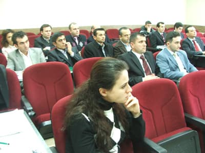 <p><font face="arial,helvetica,sans-serif" size="2" color="#333399"><strong>Hedef Sıfır Kaza</strong></font></p><p><font face="arial,helvetica,sans-serif" size="2">Eğitim sunumunu yapan Erol Sayılı ve Z&uuml;lal Karag&ouml;z Başoğlu tarafından,&nbsp;işyerinde risk değerlendirmesi yapmanın mevzuat y&ouml;n&uuml;nden zorunlu olduğu,&nbsp; işletmenin ve &uuml;lkenin geleceği a&ccedil;ısından da olduk&ccedil;a &ouml;nemli olduğu, işyerlerinde meydana gelebilecek&nbsp;iş kazalarına ait nedenlerin &ouml;nceden belirlenerek alınacak tedbirlerle &ouml;nlenebileceği,&nbsp;&ouml;nceden belirleme de uygulanan işlemlerin toplamının risk değerlendirmesini veya risk y&ouml;netimini oluşturduğu ifade edilerek, SEDAŞ'ın yeni d&ouml;nemde risk değerlendirmelerine&nbsp;hassasiyetle yaklaştığı; iş sağlığı ve g&uuml;venliğinin sağlanması y&ouml;n&uuml;nde yeni projeleri de uygulamaya ge&ccedil;ireceği belirtildi. Eğitime katılanlara risklerin nasıl tespit edileceği ve &ouml;nleneceği, t&uuml;m &ccedil;alışanların tehlikeli davranışları nasıl g&uuml;venli davranışlara &ccedil;evirebileceği, herkesin sıfır kaza hedefine ulaşabilmesi i&ccedil;in neler yapabileceği, sıfır kazanın ulaşılabilir olduğu ve riskler ortadan kaldırılırken, g&uuml;venli davranışlar sergilenerek sıfır kaza hedefine ulaşmanın m&uuml;mk&uuml;n olacağı da belirtildi.</font></p>
