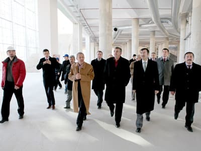<font face="Arial" size="2">Başkan To&ccedil;oğlu ve milletvekilleri, terminalin her yanını detaylı bir şekilde inceleyerek, y&uuml;klenici firma yetkilisi S&uuml;leyman Ekşi'den &ccedil;alışmalar hakkında bilgiler aldı. Yeni terminalde artık sona doğru yaklaşıldığını ifade eden Başkan Zeki To&ccedil;oğlu, terminal inşaatının y&uuml;zde 80'inin bitirildiğini s&ouml;yledi. Başkan To&ccedil;oğlu, <font color="#333399">&ldquo;Terminal inşaatımız hızlı bir şekilde devam ediyor. Kaba inşaatın y&uuml;zde 100'&uuml; bitirilmiş durumda. Y&uuml;klenici firma şuanda ince iş&ccedil;ilikleri yapıyor. İnşallah kısa bir s&uuml;re sonra şehrimize yakışır terminalimize kavuşacağız&rdquo;</font> dedi.<br /><br />Projeleri şehrin geleceğine g&ouml;re planladıklarını s&ouml;yleyen Başkan Zeki To&ccedil;oğlu, <font color="#333399">&ldquo;Terminal projesi esas olarak bug&uuml;nk&uuml; mevcut ihtiya&ccedil;ların tespiti ile yola &ccedil;ıkıp, ileride olası gelişmeler hesaplanarak tasarlanmıştır. Yapım &ccedil;alışmaları bitirildiğinde Sakarya halkının b&uuml;y&uuml;k bir problemi daha &ccedil;&ouml;z&uuml;me kavuşturulmuş olacak&rdquo;</font> diye konuştu. </font>