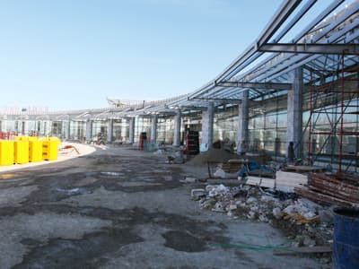 <font face="Arial" size="2">Yeni terminal ile alakalı detaylı bilgiler de veren Başkan To&ccedil;oğlu, <font color="#333399">&ldquo;Yeni terminalimiz eski Mısır Araştırmaları Merkezi'nin alanında kuruluyor. Burası bir terminal i&ccedil;in en uygun yer. Yeni terminalimizin toplam arsa alanı 83 bin metrekare. İnşaat alanı ise 24 bin metrekare. Terminalimizin i&ccedil;erisinde, modern bir yapıda olması gereken ne varsa hepsi var. Otob&uuml;sler i&ccedil;in geniş geniş peronlar, yolcuların ve işletmelerin kolaylıkla kullanabileceği yazıhaneler, alış veriş yapılabilmesi i&ccedil;in d&uuml;kkanlar, b&uuml;rolar, bekleme alanları, kafeteryalar ve daha bir&ccedil;ok mek&acirc;n. Hemşerilerimiz inşallah yeni terminalimizden memnun kalacaklar&rdquo;</font> dedi.<br /><br />Yeni terminalin Sakarya'ya şimdiden hayırlı olmasını dilediğini s&ouml;yleyen AK Parti Sakarya Milletvekili Şaban Dişli ise, AK Parti h&uuml;k&uuml;metleri d&ouml;neminde b&uuml;t&uuml;n şehirlerin b&uuml;y&uuml;k bir gelişim yaşadığını ifade etti. <font color="#333399">'Yeni bir terminal Sakarya'nın &ouml;ncelikli ihtiya&ccedil;larındandı'</font> diyen Şaban Dişli, <font color="#333399">&ldquo;G&ouml;r&uuml;yoruz ki terminalimize kavuşmamız fazla s&uuml;rmeyecek. B&uuml;t&uuml;n Sakaryalılara şimdiden hayırlı olsun&rdquo;</font> dedi. Yeni terminalin ihtiyaca cevap vereceğini s&ouml;yleyen Hasan Ali &Ccedil;elik ise, <font color="#333399">&ldquo;Ger&ccedil;ekten burada b&uuml;y&uuml;k bir yatırım var, b&uuml;y&uuml;k bir emek var. İnşallah hemşerilerimiz de bu g&uuml;zel mek&acirc;ndan memnun kalacaklar. Emeği ge&ccedil;en herkesi şimdiden kutluyorum&rdquo; </font>diye konuştu. <br /><br />Terminaldeki inceleme gezisine Arifiye Belediye Başkanı İsmail Karakulluk&ccedil;u'da katıldı. İsmail Karakulluk&ccedil;u, yeni terminalin Arifiye a&ccedil;ısından da &ccedil;ok &ouml;nemli olduğunu dile getirdi.</font>
