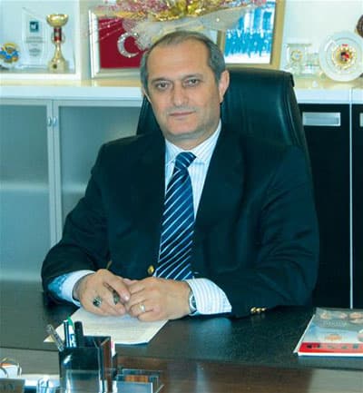 <font size="2"><font face="Arial"><strong>Vergi Reformuna İhtiya&ccedil; Var</strong><br /><br />H&uuml;k&uuml;met tarafından y&uuml;r&uuml;rl&uuml;ğe konulan SGK ve vergi yapılandırmasının memnuniyet verici olduğunu belirten Alişan, </font></font><font color="#333399"><font face="Arial" size="2">&ldquo;&Uuml;lke genelinde ve şehrimizde bu yapılandırmadan istifade edenlerin y&uuml;zde 80'i yaşanan ekonomik kriz sebebi ile taksitlerini d&uuml;zenli bir şekilde &ouml;deyemediğinden yapılandırması iptal edilmiştir. Kangrene d&ouml;nen ve 10 yıldan bu yana &ccedil;&ouml;z&uuml;m bekleyen afet kredilerine &ccedil;&ouml;z&uuml;m bulunması konusunda &ccedil;alışmalar yaptıklarını ancak bir t&uuml;rl&uuml; olumlu sonu&ccedil; elde edemedik. Sadece ilimizi ilgilendiren bu konuda bir&ccedil;ok esnaf ve sanatkarımız mağdur olmaktadır. İcra tehlikesi ile karşı karşıya kalan esnaf ve sanatkarımızın bu &ccedil;ilesi halen devam etmektedir&rdquo; dedi.<br />Kriz nedeni ile icralık dosya sayısında da b&uuml;y&uuml;k oranlarda artış olduğunu ve her ay ortalama bin ile bin 500 vatandaşın icralık olduğunu belirten Alişan, &ldquo; 4 adet bulunan icra daire sayısının yetersiz kalarak 6'ya &ccedil;ıkarılması ise bunun en b&uuml;y&uuml;k g&ouml;stergesidir&rdquo; </font><font size="2"><font face="Arial"><font color="#000000">dedi.<br /><br />T&uuml;rkiye'nin acil bir vergi reformuna ihtiyacı olduğunu s&ouml;yleyen Alişan,</font> &ldquo;Kayıt dışı ekonominin &ouml;n&uuml;ne ge&ccedil;ilerek vergi tabana yayılmalıdır. Gelir ihtiyacı duyan devlet ihtiyacı vergi ve &ccedil;eşitlerini arttırarak karşıladığı i&ccedil;in esnaf ve sanatkar zor duruma d&uuml;şm&uuml;şt&uuml;r. Bu kadar olumsuzluk var iken Vergi Dairelerine borcu bulunan esnaf ve sanatkarlara y&ouml;nelik elektronik haciz yapılmaktadır. İcra ile elinde sermayesi alınan esnaf kalan borcunu nasıl &ouml;deyecek, nasıl para kazanacak?&rdquo; </font></font></font><font face="Arial" size="2">diye konuştu.<br /><br /><strong>K&uuml;&ccedil;&uuml;k Esnaf Eziliyor</strong><br /><br />Esnaf ve sanatkarın b&uuml;y&uuml;k sermayeler karşısında ezildiğini ifade eden Alişan,<font color="#333399"> &ldquo;B&uuml;y&uuml;k sermaye karşısında k&uuml;&ccedil;&uuml;k esnafımız ezilmektedir. Marmara depreminde ilimiz de b&uuml;y&uuml;k bir deprem felaketi atlatmıştır. Bu felaketin ardından ayakta durmaya &ccedil;alışan esnaf ve sanatk&acirc;rımızın kendi ekonomisini yeniden oluşturmak i&ccedil;in uzun uğraşlar vermiştir. Depremin &uuml;zerinden 10 yıl ge&ccedil;ti, artık bu şehirde &ccedil;&ouml;z&uuml;lmesi gereken sorunlar varken bizler her g&uuml;n başka sorunlar ile karşılaşmaktayız&rdquo;</font> dedi.<br /><br />Kentsel D&ouml;n&uuml;ş&uuml;m Projesinde esnaf ve sanatkarın kesinlikle mağdur edilmemesinin gerektiğini s&ouml;yleyen Alişan,<font color="#333399"> &ldquo;Sanayi esnafı ve kamuoyu proje hakkında en doğru şekilde bilgilendirilmemelidir. Esnaflarda ve kamuoyunda meydana gelen kuşkuların ortadan kaldırılması anlamında yetkililerin &ccedil;alışma yapması gerekir. Kentsel D&ouml;n&uuml;ş&uuml;m projesinde esnaf ve sanatkar asla mağdur edilmemelidir. Kentime sahip &ccedil;ıkıyorum projesinde ki aksaklıklar esnaf ve sanatkarlar ile toplantılar yapılarak ortak bir fikir birliği &ccedil;er&ccedil;evesinde &ccedil;&ouml;z&uuml;lmelidir&rdquo; </font>dedi.</font>