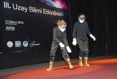 <font face="Arial" size="2">G&ouml;zlem formları ve okullardan istenilen diğer evraklar, 31 Mart 2010 mesai bitimine kadar Sakarya Bilim ve Sanat Merkezi&rsquo;ne teslim edilmesi gerekmektedir. &Ouml;ğrencilerin tanılama testlerinin tarihleri ve saatleri okullara g&ouml;nderilecek giriş belgeleri ile bildirilecektir.<br />Tanılama testi ile ilgili ayrıntılı bilgi, </font><a href="http://www.sakaryabilsem.com/"><font face="Arial" size="2">www.sakaryabilsem.com</font></a><font face="Arial" size="2"> adresinden ve 211 46 83 nolu telefondan alınabilecektir.</font>