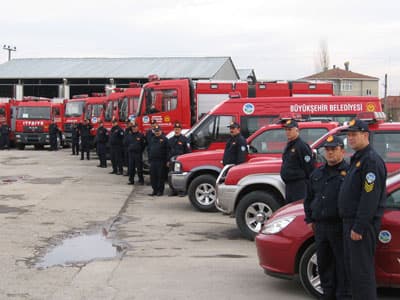 <font face="Arial" size="2">Sakarya B&uuml;y&uuml;kşehir Belediyesi İtfaiyesi, yangın eğitimleri ve tatbikatlarıyla da 2009 yılına damgasını vurdu. Okullar ve sivil toplum kuruluşlarına y&ouml;nelik eğitimler veren İtfaiye Daire Başkanlığı, bir yıl i&ccedil;inde 718 kişiye yangın eğitimi verdi ve 21 ayrı tatbikat ger&ccedil;ekleştirdi. Sakarya B&uuml;y&uuml;kşehir Belediyesi İtfaiye Daire Başkanı &Ouml;mer Turan, itfaiye teşkilatı olarak &ouml;zverili bir şekilde &ccedil;alıştıklarını ve kendilerine gelen ihbarı anında değerlendirdiklerini s&ouml;yledi. &Ouml;mer Turan, <font color="#333399">&ldquo;B&uuml;y&uuml;kşehir İtfaiye teşkilatı olarak şuanda &ccedil;ok iyi konumdayız. Bir&ccedil;ok itfaiye teşkilatı bizim sahip olduğumuz donanıma sahip değil. Yangınlara kısa zamanda m&uuml;dahale ederek, kurtarma olaylarında başarı g&ouml;stererek bunu ispatlıyoruz. İnşallah &ccedil;ok daha iyi bir konuma geleceğiz. Bunun i&ccedil;in &ccedil;ok &ccedil;alışıyoruz&rdquo;</font> dedi</font>